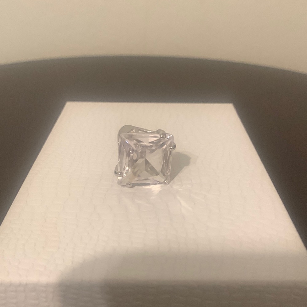 Pre-loved costume jewelry ring!